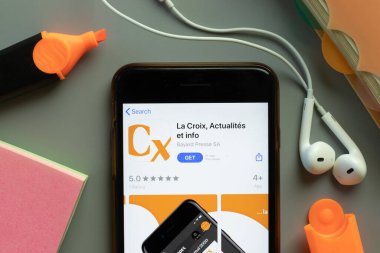 New York, ABD - 1 Aralık 2020: La Croix mobil uygulama simgesi telefon ekranının üst görünümünde, Illustrative Editorial.