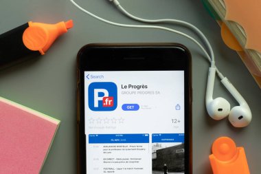 New York, ABD - 1 Aralık 2020: Le Progres mobil uygulama simgesi telefon ekranının üstünde, İllüstrasyon Editörü.