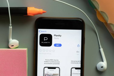 New York, ABD - 1 Aralık 2020: Planity mobil uygulama simgesi telefon ekranının üst görünümünde, Illustrative Editorial.