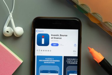 New York, ABD - 1 Aralık 2020: Investir mobil uygulama simgesi telefon ekranının üst görünümünde, Illustrative Editorial.