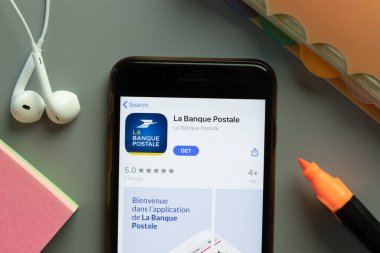 New York, ABD - 1 Aralık 2020: La Banque Postale mobil uygulama simgesi telefon ekranının üst görünümünde, Illustrative Editorial.
