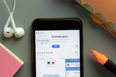 New York, ABD - 1 Aralık 2020: Amendes.gouv mobil uygulama simgesi telefon ekranının üstünde, İllüstrasyon Editörü.