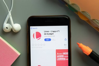 New York, ABD - 1 Aralık 2020: Linxo mobil uygulama simgesi telefon ekranının üst görünümünde, Illustrative Editorial.