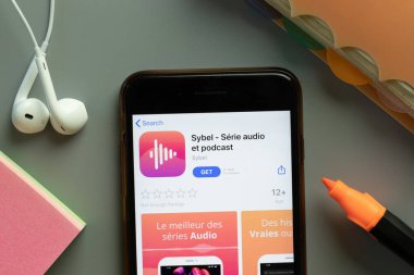 New York, ABD - 1 Aralık 2020: Sybel mobil uygulama simgesi telefon ekranının üst görünümünde, Illustrative Editorial.