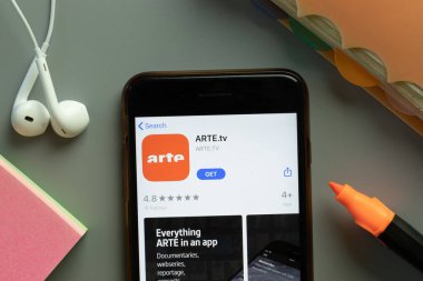 New York, ABD - 1 Aralık 2020: ARTE.tv mobil uygulama simgesi telefon ekranı üst görünümü, Illustrative Editorial.