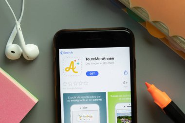 New York, ABD - 1 Aralık 2020: TouteMonAnnee mobil uygulama simgesi telefon ekranının üstünde, İllüstrasyon Editörü.