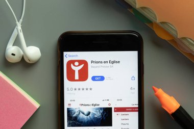 New York, ABD - 1 Aralık 2020: Telefon ekranında Prions en Eglise mobil uygulama simgesi, Illustrative Editorial.