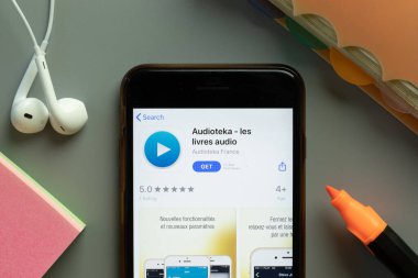 New York, ABD - 1 Aralık 2020: Audioteka mobil uygulama simgesi telefon ekranının üstünde, İllüstrasyon Editörü.