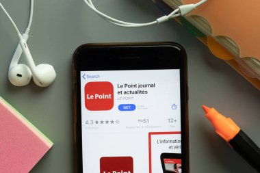 New York, ABD - 1 Aralık 2020: Le Point mobil uygulama simgesi telefon ekranının üst görünümünde, Illustrative Editorial.