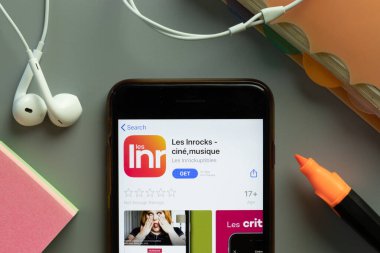 New York, ABD - 1 Aralık 2020: Les Inrocks mobil uygulama simgesi telefon ekranının üstünde, Illustrative Editorial.