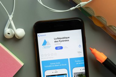 New York, ABD - 1 Aralık 2020: La Republique des Pyrenees mobil uygulama simgesi telefon ekranı üst görünümü, Illustrative Editorial.