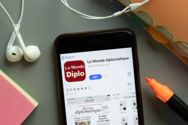 New York, ABD - 1 Aralık 2020: Le Monde diplomatik mobil uygulama simgesi telefon ekranı üst görünümü, Illustrative Editorial.