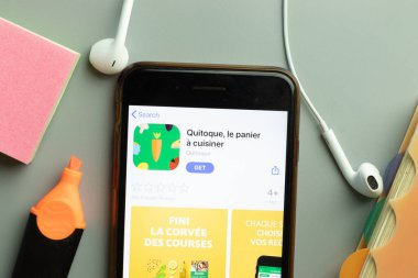 New York, ABD - 1 Aralık 2020: Quitoque mobil uygulama simgesi telefon ekranının üst görünümünde, Illustrative Editorial.