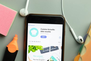 New York, ABD - 1 Aralık 2020: Mutfak Actuelle mobil uygulama simgesi telefon ekranının üstünde, İllüstrasyon Editörü.