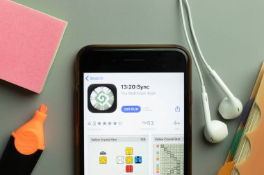 New York, ABD - 1 Aralık 2020: 13: 20 Mobil Uygulama simgesi telefon ekranının üstünde, İllüstrasyon Editörü.