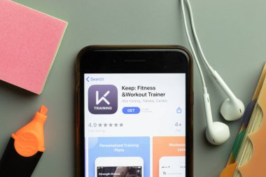 New York, ABD - 1 Aralık 2020: Fitness Eğitmeni Mobil Uygulama simgesini telefon ekranının üstünde tut, İllüstrasyon Editörü.