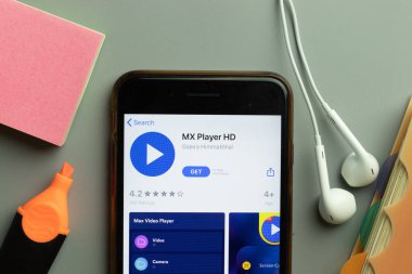 New York, ABD - 1 Aralık 2020: MX Player mobil uygulama simgesi telefon ekranının üstünde, İllüstrasyon Editörü.
