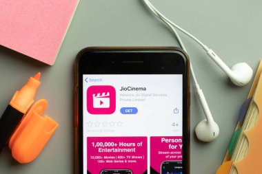 New York, ABD - 1 Aralık 2020: JioCinema mobil uygulama simgesi telefon ekranının üstünde, İllüstrasyon Editörü.
