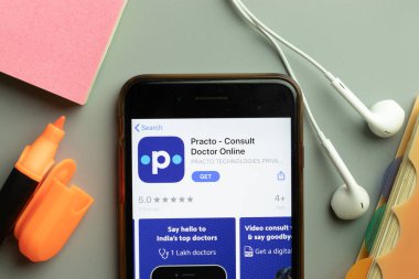 New York, ABD - 1 Aralık 2020: Doktor Online mobil uygulama simgesi telefon ekranının üst görünümünde, Resimli Editör.