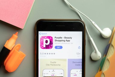 New York, ABD - 1 Aralık 2020: Mobil Uygulama simgesi telefon ekranının üstünde, İllüstrasyon Editörü.