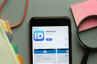 New York, ABD - 1 Aralık 2020: Telefon ekranında InfoCert ID mobil uygulama simgesi, Illustrative Editorial.