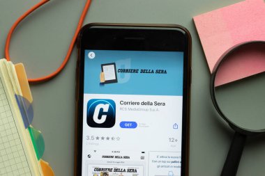 New York, ABD - 1 Aralık 2020: Corriere della Sera mobil uygulama simgesi telefon ekranı üst görünümü, Illustrative Editorial.