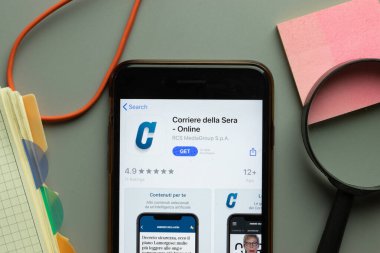 New York, ABD - 1 Aralık 2020: Corriere della Sera - telefon ekranının üst görünümünde online mobil uygulama simgesi, Illustrative Editorial.