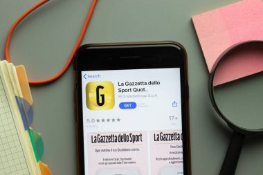 New York, ABD - 1 Aralık 2020: La Gazzetta dello sport quot mobil uygulama simgesi telefon ekranı üst görünümü, Illustrative Editorial.