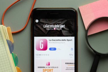 New York, ABD - 1 Aralık 2020: La Gazzetta dello Sport mobil uygulama simgesi telefon ekranının üstünde, Resimli Editör.