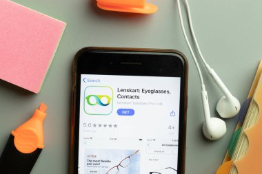 New York, ABD - 1 Aralık 2020: Lenskart mobil uygulama simgesi telefon ekranının üst görünümünde, Illustrative Editorial.