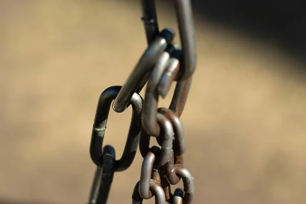 Bulanık Arkaplanı Olan Yakın Çekim Metal Zincir — Stok fotoğraf