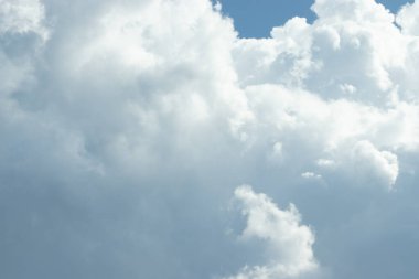 Mavi gökyüzünde beyaz bulutlar. Doğa kopyalama alanı.