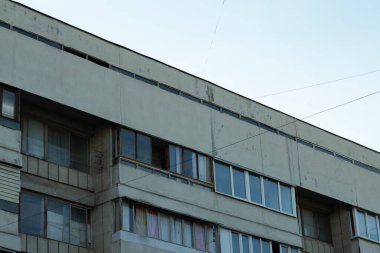 Tipik Sovyet ya da Doğu Avrupa mimarisi. Pencereli konut binaları.