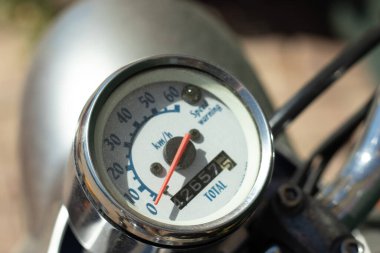 Retro motorun klasik hız göstergesi. Oku yakın çekimde hızlandır.