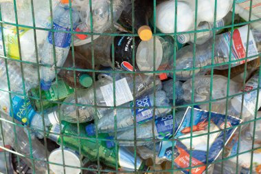 Moskova, Rusya - 10 Eylül 2020: Çöp tenekesinde çeşitli çöp, ürün markası logoları. Çevre kirliliği ve plastik geri dönüşümü, İllüstrasyon Editörü.