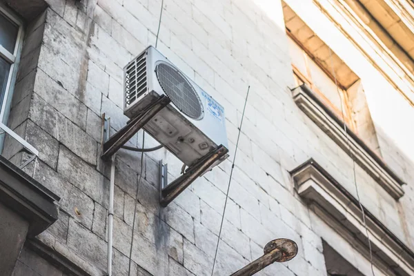 Cheap Air Conditioner Wall House Appearance Problems City Streets Urbanism — Stock Photo, Image