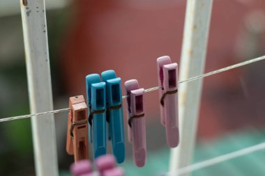 Balkonda mandallar var. Bokeh yakın plan, elbiseler kuru..
