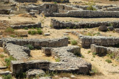 Eski bir yerleşim yerinin kalıntıları, tarihi kazılar, taş evler..