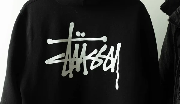 Moskwa Rosja Grudnia 2020 Logo Stussy Ego Czarnej Bluzie Ilustracyjny — Zdjęcie stockowe