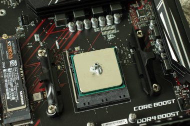 Moskova, Rusya - 5 Aralık 2020: İşlemci üzerinde termal macun. Bilgisayar ayarı ya da kurulumu, bilgisayarın onarımı, İllüstrasyon Editörü.