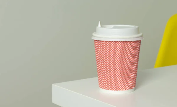 Café para llevar taza en escritorio de oficina blanco con fondo de espacio de copia blanca — Foto de Stock