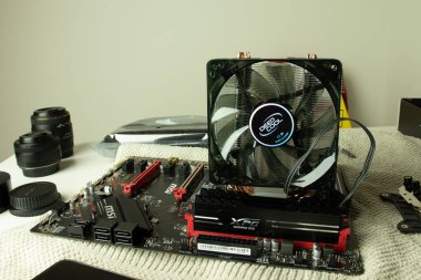 Moskova, Rusya - 5 Aralık 2020: İşlemci fan ve RAM bellekli PC MSI ana kartı. Bilgisayarı kendin monte ediyorsun, Illustrative Editorial.