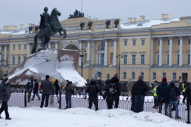 Saint Petersburg, Rusya - 23 Ocak 2021: Rusya 'da protesto yürüyüşü. Polis ve sokaktaki insanlar. Siyasi etkinlik, göstericiler kalabalık, İllüstrasyon Editörü.