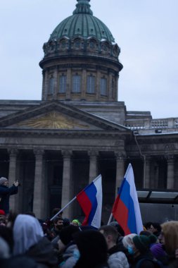Saint Petersburg, Rusya - 23 Ocak 2021: Rusya 'da protesto yürüyüşü. Polis ve sokaktaki insanlar. Siyasi etkinlik, göstericiler kalabalık, İllüstrasyon Editörü.
