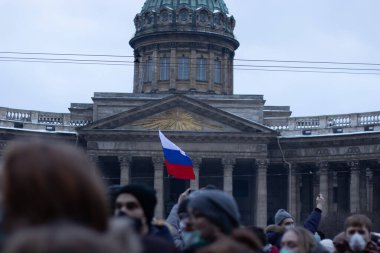 Saint Petersburg, Rusya - 23 Ocak 2021: Rusya 'da protesto yürüyüşü. Polis ve sokaktaki insanlar. Siyasi etkinlik, göstericiler kalabalık, İllüstrasyon Editörü.