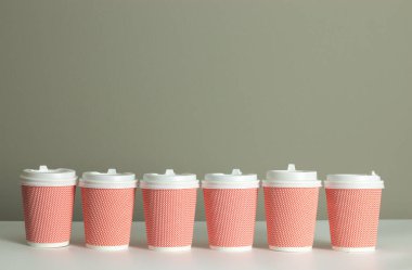 Fotokopi arkaplanlı, sıra sıra kahve fincanları. Kahve ticari şablonu tasarımı. Kahve servisi ya da paket servis için hazırlan.