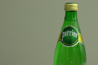 New York, ABD - 1 Ocak 2021: Perrier mineral suyu logosu ve Backgorund, Illustrative Editorial