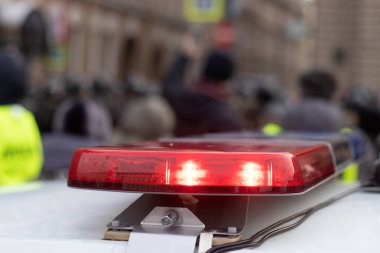 Kırmızı mavi alarm. Caddedeki polis aracı, devriye sireni. Hukuk suçlularla savaşır