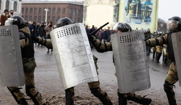 Nepokoje Policie Dav Ulici Běží Plném Vybavení Pancířem Šilinky Helmách — Stock fotografie