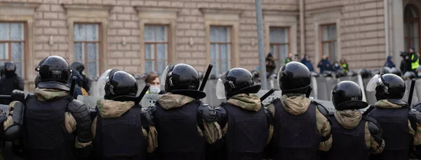 Saint Petersburg Rusya Ocak 2021 Zırhlı Polis Gücü Kalkanları Geri — Stok fotoğraf